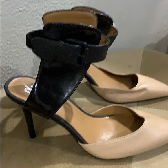 Report Signature , NWOT , 3 “ heel height . - Picture 2 of 5